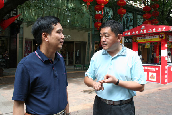 方小平主任(左)与赵骞主任亲切交谈